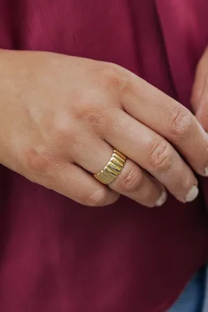 Elegant Gold Ribbed Ring - DOORBUSTER