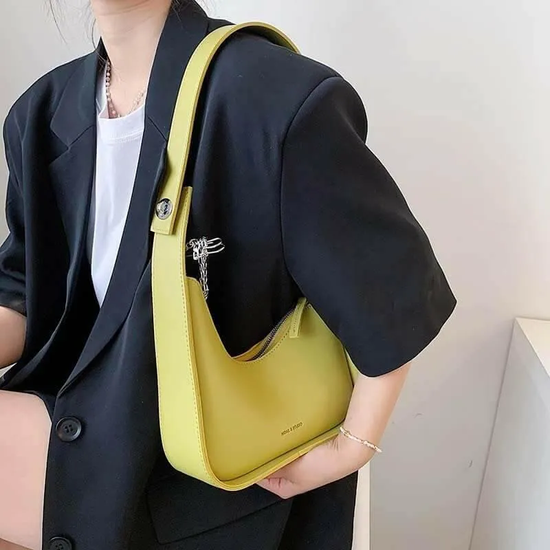 MI AMOR Handbag: Versatile Style with Sophisticated Hardware