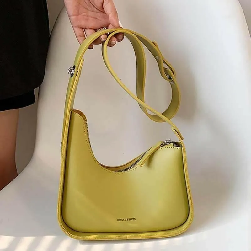 MI AMOR Handbag: Versatile Style with Sophisticated Hardware