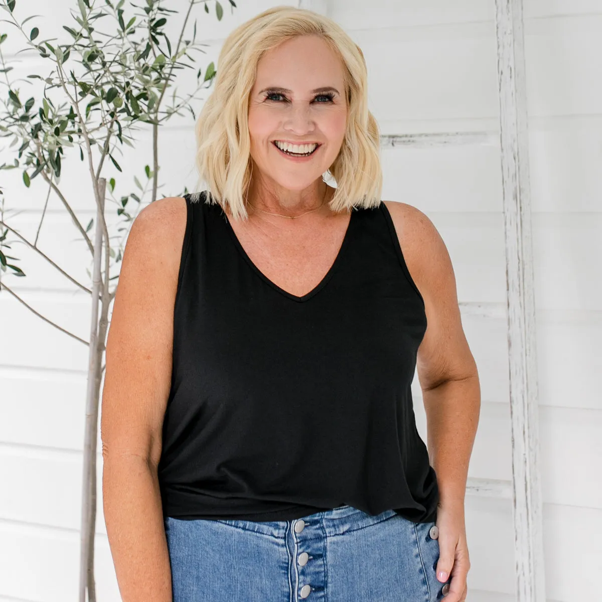 Taisa v-neck tank - black