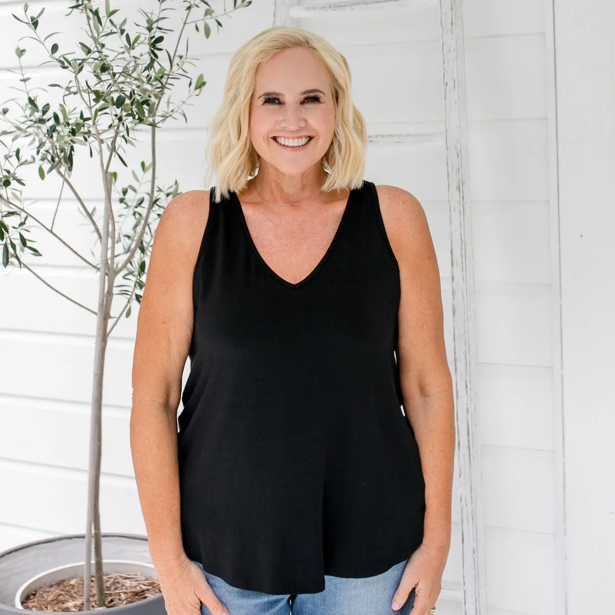 Taisa v-neck tank - black